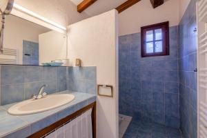 un bagno con lavandino e specchio di Ajoucadou - Vue sur le Cap Lardier a La Croix-Valmer