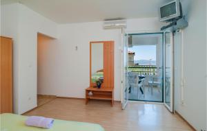 TV a/nebo společenská místnost v ubytování Apartment Stanici With Sea View 11