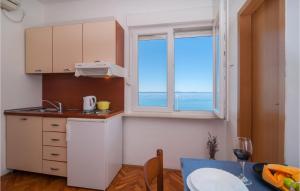 Kuchyňa alebo kuchynka v ubytovaní Apartment Podstrana 4 + 12 fotografií