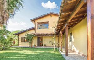 eine Außenansicht eines Hauses mit Garten in der Unterkunft Awesome Home In S Maria Di Ricadi Vv in Santa Maria + 17 Fotos