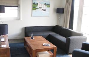 a living room with a couch and a coffee table at Bodelaeke-Wieden 4P in Giethoorn