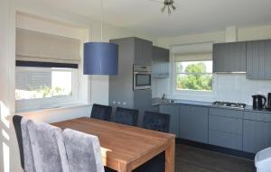 a kitchen with a wooden table and some chairs at Bodelaeke-Wieden 4P in Giethoorn