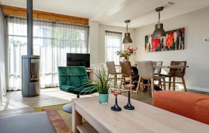 a living room with a fireplace and a dining room at Bodelaeke-Grote Punter Luxe in Giethoorn