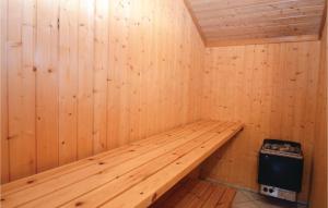 un banco de madera en una sauna con un cubo de basura en Holiday Home Mimosevej Væggerløse Vi, en Bøtø By