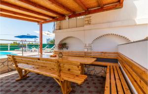 Balkón nebo terasa v ubytování Five-Bedroom Holiday Home In Kastel Novi