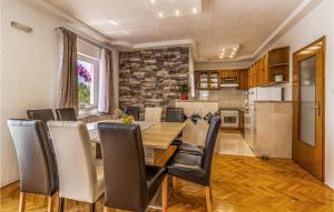 Kuchyň nebo kuchyňský kout v ubytování Five-Bedroom Holiday Home In Kastel Novi