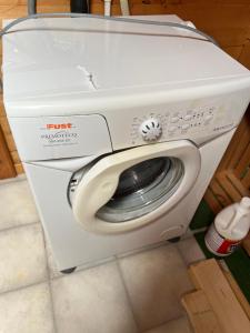 ザンクト・ニクラウスにあるAlpen Rose 3 Wohnungenの白い洗濯機 +9枚の写真