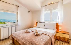 Postel nebo postele na pokoji v ubytování Five-Bedroom Holiday Home In Kastel Novi