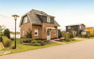 a brick house with a black roof at Bodelaeke-Rietburg Wellness 4P in Giethoorn