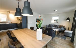 a dining room and living room with a vase on a table at Bodelaeke-Rietburg Wellness 4P in Giethoorn