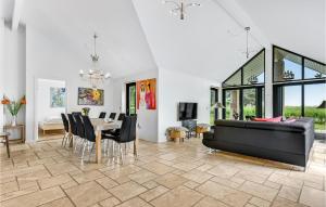 un soggiorno con un divano e un tavolo di Holiday Home Kirkholm Strandby Kw Juelsminde X a Sønderby