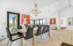 una sala da pranzo con tavolo e sedie di Holiday Home Kirkholm Strandby Kw Juelsminde X a Sønderby