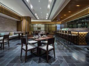 太原富力铂尔曼大酒店餐厅或其他用餐的地方