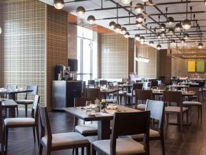 太原富力铂尔曼大酒店餐厅或其他用餐的地方