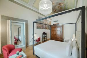 Postel nebo postele na pokoji v ubytování NH Collection Firenze Porta Rossa