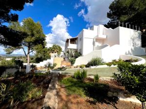 une maison blanche sur une colline avec des arbres dans l'établissement Villa Sunset Bay, à San José