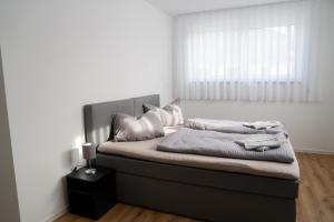 a bedroom with a bed with a large window at KoschenOase Wohnung Barreriefrei für 2 Personen in Senftenberg