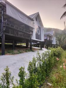 a house with a covering on the side of it at Tanakorn House in Thong Nai Pan Yai