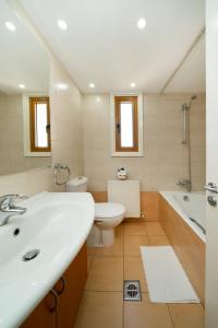 een badkamer met een wastafel, een toilet en een bad bij 1 bedroom flat in city center in Nicosia