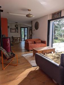 Una sala de estar con dos sofás y una mesa. en House surrounded by nature, en Callian