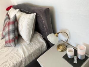 una lampada su un tavolo accanto a un letto di Fianais Cottage @ The Decca - Self Catering -Lewis a Lionel