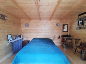 Un dormitorio con una cama en una cabaña de madera. en House surrounded by nature, en Callian