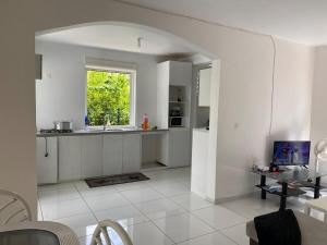 Køkken eller tekøkken på Villa Marracuja Souffleur Beach + 7 billeder