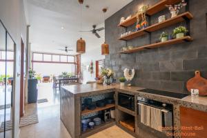 Кухня или мини-кухня в Paradise West-Bali
