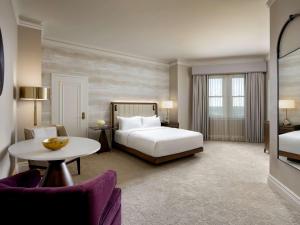Postel nebo postele na pokoji v ubytování Fairmont Hotel Macdonald