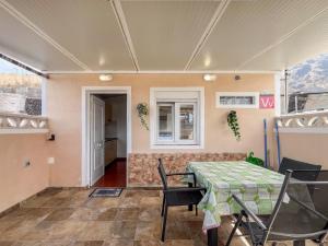 Un comedor con mesa y sillas en Lightbooking El Remo La Palma, en El Remo