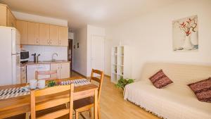 Kuchnia lub aneks kuchenny w obiekcie Private Terrace Home - Pool - Wifi