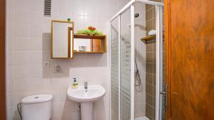 mała łazienka z toaletą i umywalką w obiekcie Private Terrace Home - Pool - Wifi w mieście Costa Calma