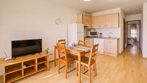 Kuchnia lub aneks kuchenny w obiekcie Private Terrace Home - Pool - Wifi