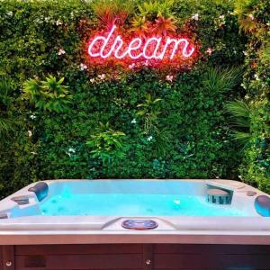 ピレウスにあるThe Dream Suiteの夢の看板前のバスタブ