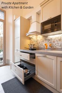 kuchnia z białymi szafkami i piekarnikiem w obiekcie APARTMENT 20 we Florencji