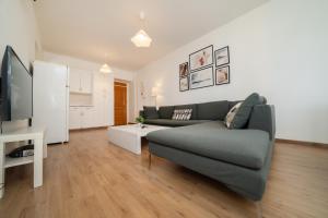 een woonkamer met een bank en een tv bij 1 bedroom flat in city center in Nicosia +11 foto's