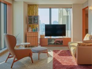 TV a/nebo společenská místnost v ubytování THE AOYAMA GRAND HOTEL