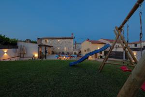 Ο χώρος παιχνιδιού για παιδιά στο Villa Tonin for 6 people near Pula with jacuzzi & children playground