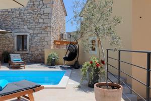 Πισίνα στο ή κοντά στο Villa Tonin for 6 people near Pula with jacuzzi & children playground +29 φωτογραφίες