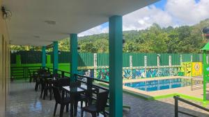 Bazén v ubytování Alpas mountain pool resort nebo v jeho okolí