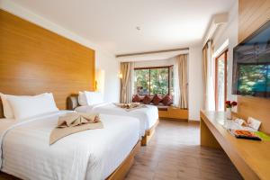 Llit o llits en una habitació de Ayrest Hua Hin Hotel