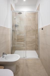 un bagno con doccia, wc e lavandino di Catammari a Catania
