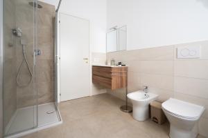 un bagno con doccia, WC e lavandino di Catammari a Catania Altre 25 foto