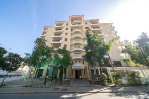een groot wit gebouw met bomen ervoor bij 1 bedroom flat in city center in Nicosia