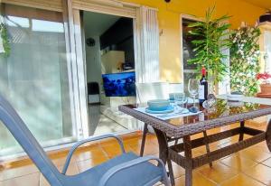 Patio lub wspólna przestrzeń na świeżym powietrzu w obiekcie Apartamento Las 3P Piscina, Paz y Patio privado