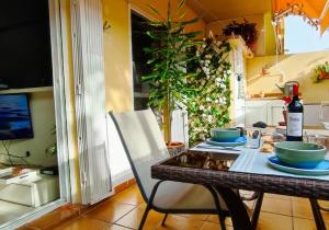 Telewizja i/lub zestaw kina domowego w obiekcie Apartamento Las 3P Piscina, Paz y Patio privado