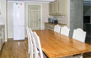 Dapur atau dapur kecil di Holiday Home Eresfjord Jovollstua