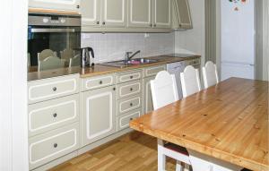 Dapur atau dapur kecil di Holiday Home Eresfjord Jovollstua