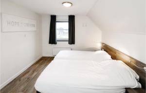 a bedroom with two white beds and a window at Bodelaeke-Schiphuis Wellness 6 in Giethoorn