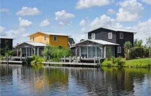 eine Häuserreihe neben einem Gewässer in der Unterkunft Bodelaeke-Punter in Giethoorn